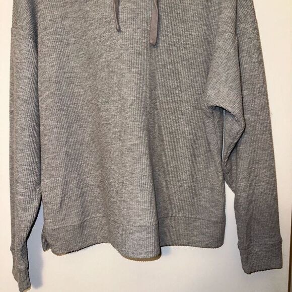 UGG Women’s Gray Ribbed Drawstring Hoodie Size Small - Picture 3 of 13